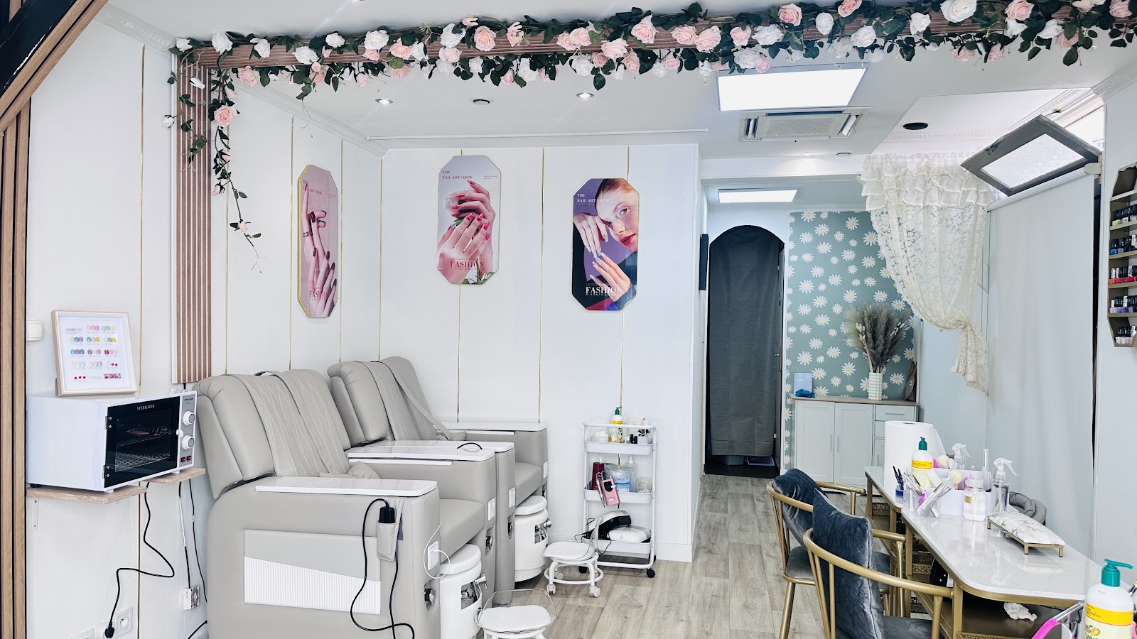 Intérieur du salon Éclat Nails, chaises beiges et décoration florale