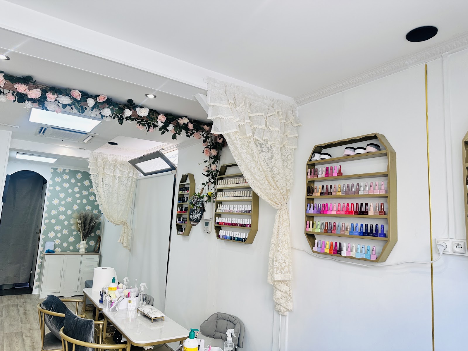 Mur de vernis et fleurs décoratives dans le salon