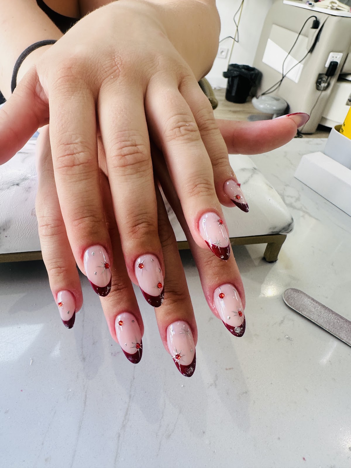 Ongles roses avec art rouge et détails dessinés à la main