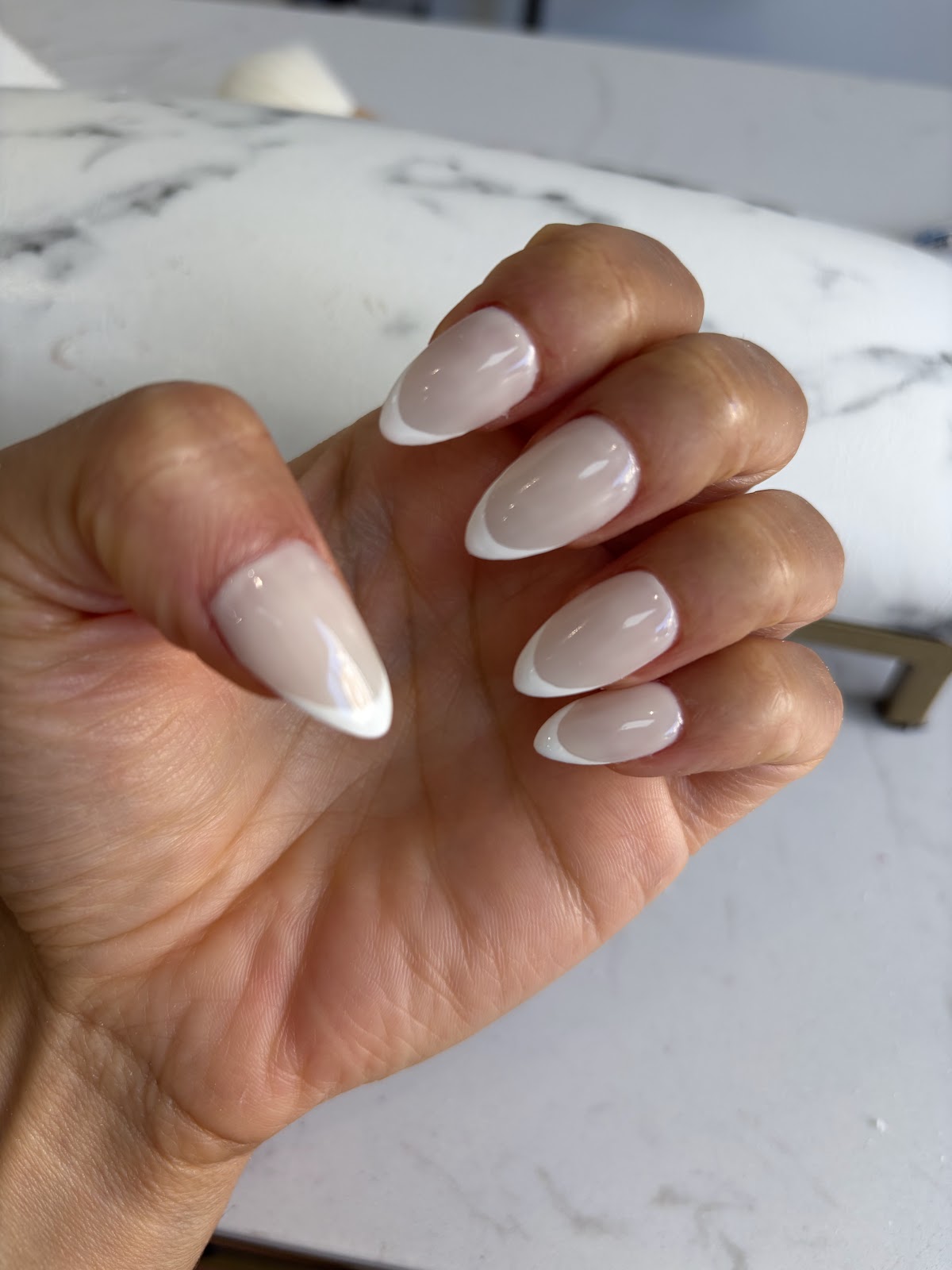 Salon Éclat Nails, postes de travail et décoration